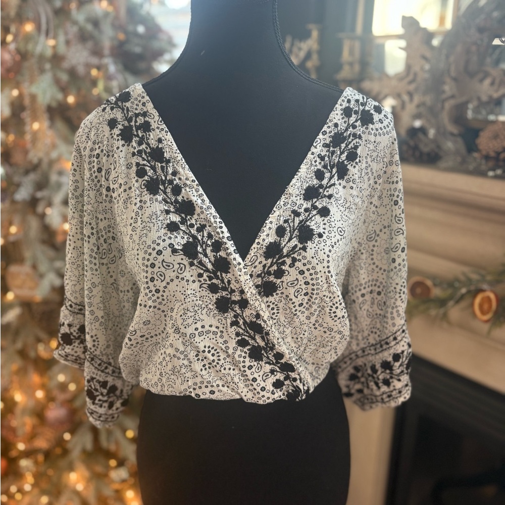 American Eagle Black & White Floral Boho Wrap Blouse — Size Small